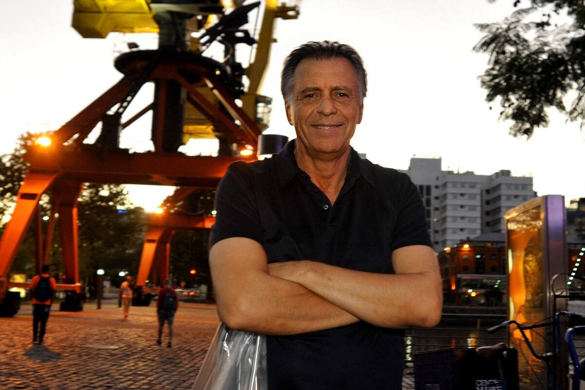 En la calle: sonriente, Cristóbal López caminó por Puerto Madero y compró una tarta de manzana luego de ser liberado del penal de Ezeiza en la tarde de ayer