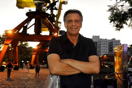 En la calle: sonriente, Cristóbal López caminó por Puerto Madero y compró una tarta de manzana luego de ser liberado del penal de Ezeiza en la tarde de ayer