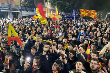 En la calles de la ciudad se festejó el triunfo de Lecce por 1-0 a Pordenone; el ascenso ya es un hecho