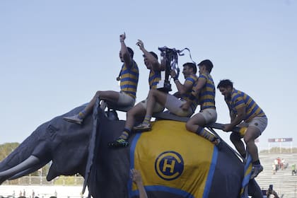 En la cancha de CASI, volvió un clásico de los festejos de Hindú, el Elefante, tan típico como los trofeos para el mejor club de este siglo en el rugby de Buenos Aires; su 11º en ligas de URBA se dio tras un 30-25 sobre SIC.