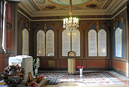 En la Capilla Santa Catalina dentro de la Catedral de San Pedro y San Pablo de San Petersburgo están enterrados cinco de los siete miembros de la familia Romanov