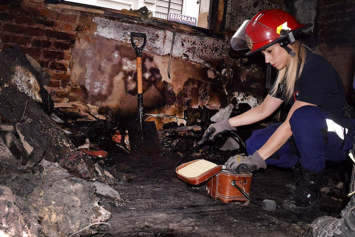 En la Capital se judicializan un promedio de 21 siniestros de este tipo cada mes; los especialistas del cuerpo de bomberos analizan las cenizas y los restos para determinar el origen de los incidentes