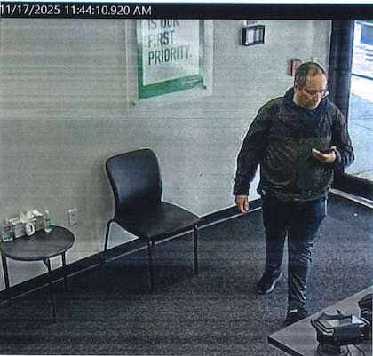 En la captura, proporcionada por el Departamento de Policía de Providence, se muestran imágenes de vigilancia de Claudio Neves Valente, sospechoso en el tiroteo masivo ocurrido en la Universidad Brown. (Departamento de Policía de Providence vía AP)
