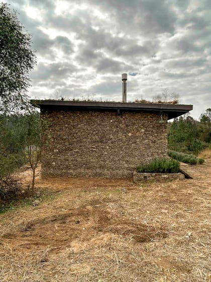 En la cara Sur, un doble muro ciego de piedra resguarda la propiedad de los vientos mas fuertes