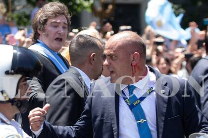 En la caravana del día de su asunción, a Milei le arrojaron un botellazo que impactó en un custodio