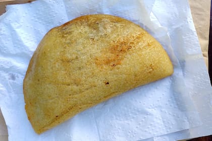 En La Carbonera la masa se elabora a partir del maíz blanco remojado y hervido. La empanada se fríe en el momento.