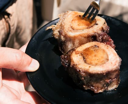 En La Carnicería lo ofrecen como entrada, para untar un pan amasado con la propia grasa del tuétano.