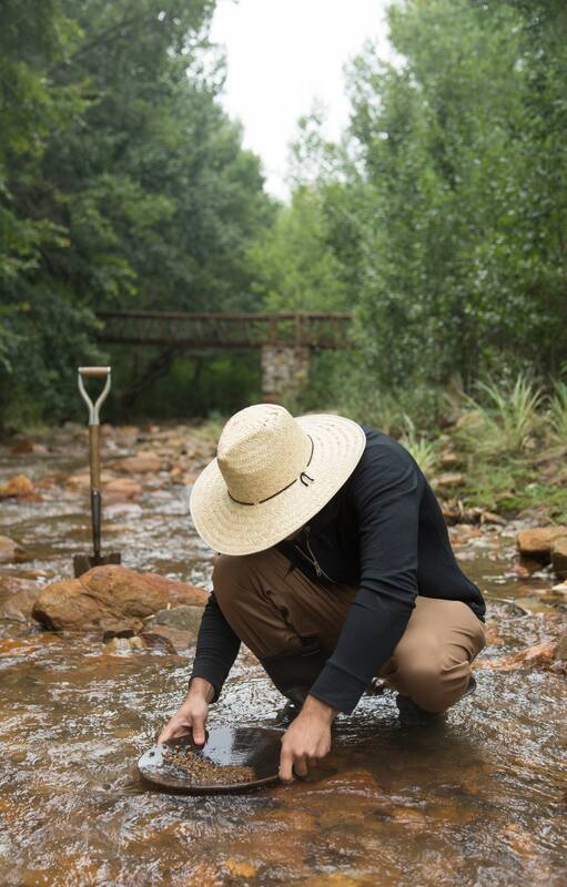 En La Carolina se puede practicar una actividad centenaria: extraer pepitas de oro del río que lleva el mismo nombre.