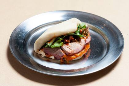 En la carta se pueden encontrar desde platos bien argentinos a asiáticos como este bao