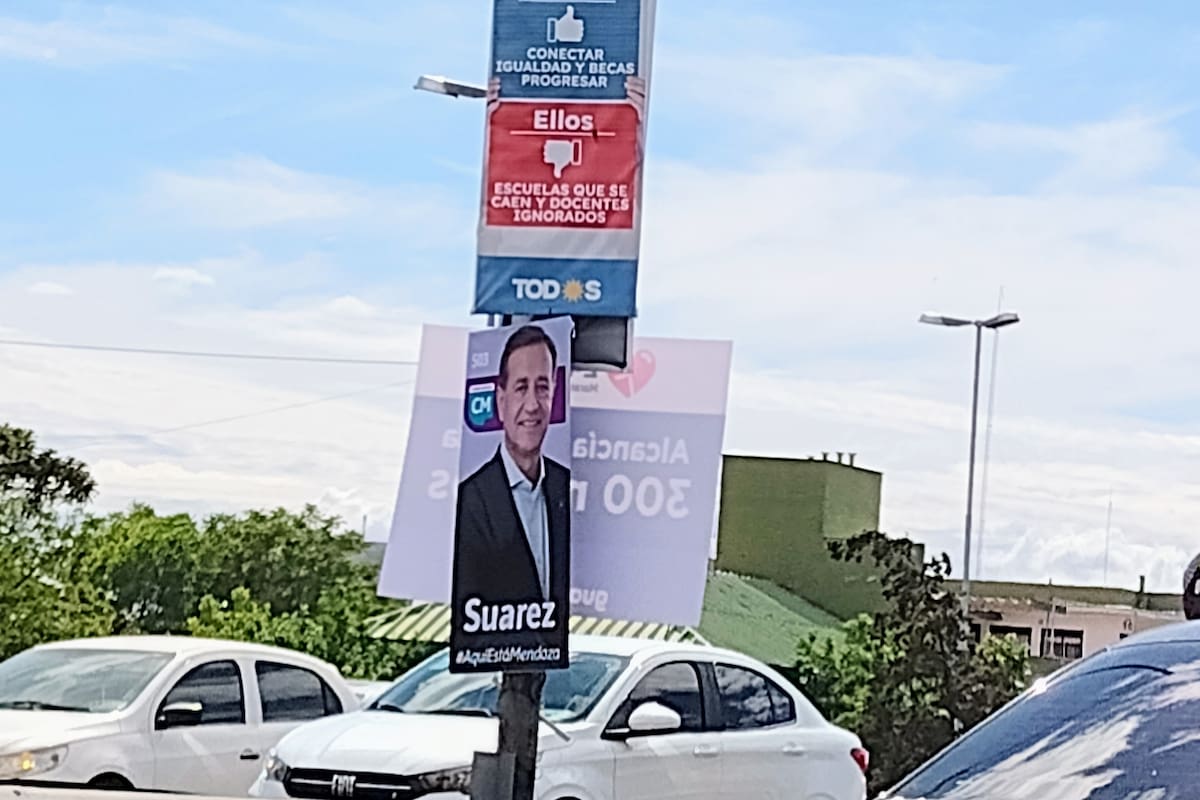 En la cartelería pública radical se ve al gobernador Rodolfo Suarez, candidato suplente al Senado nacional; mientras que el justicialismo no muestra a los postulantes, principalmente a Anabel Fernández Sagasti. "No la veo en la vía pública", dijo el mandatario.