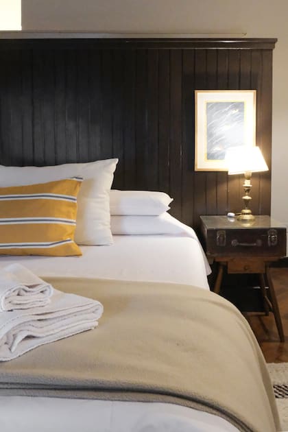 En la casa amarilla, el dormitorio cuenta además con un vestidor y una cama XL. Identidad y confort