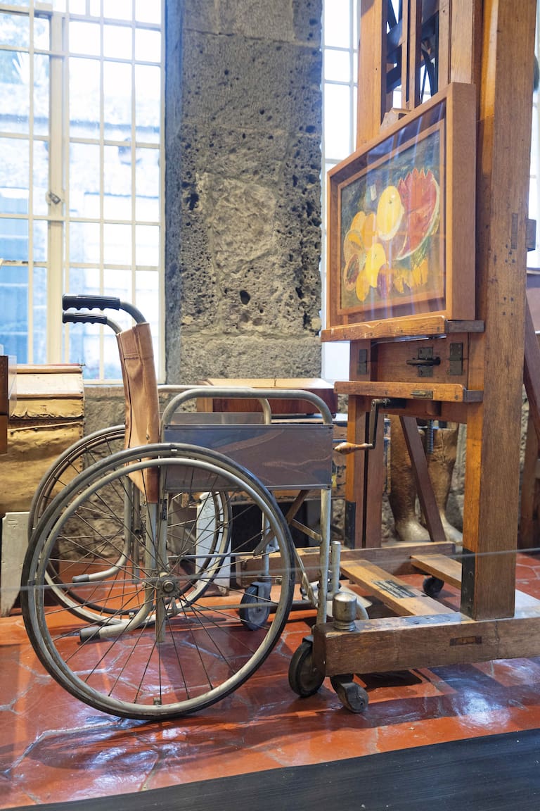 En la Casa Azul de Frida Kahlo se conservan sus objetos personales que invitan a imaginar su vida cotidiana.