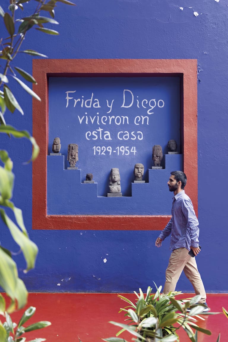 En la Casa Azul de Frida Kahlo se conservan sus objetos personales que invitan a imaginar su vida cotidiana.