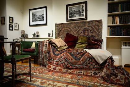 En la casa Casa Museo Freud de Londres, el diván que usaba el padre del psicoanálisis