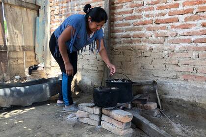 En la casa de Carolina cocinan a fuego de leña; para la garrafa, no les alcanza
