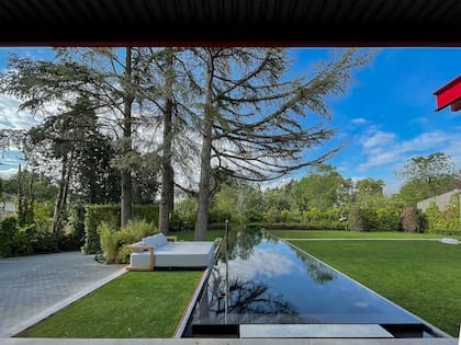 En la casa de Diego Goronda en España, donde había una cancha de tenis abandonada, se ubicó la piscina de 20 metros de largo y en negro para lograr lo que en inglés denominan reflecting pool