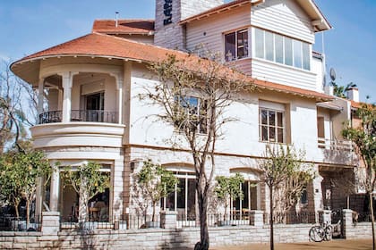 En la casa de neto estilo Mar del Plata que está en la particular esquina triangular de Lincoln y Pareja, frente a la plaza, funciona una de las sedes de tradicional chocolatería y heladería Rapa Nui.