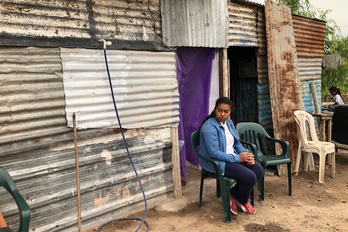 En la casa de Ruth, la chapa no sirve para protegerlos ni del frío ni del calor y recién hace unos meses pudieron poner el piso de material.