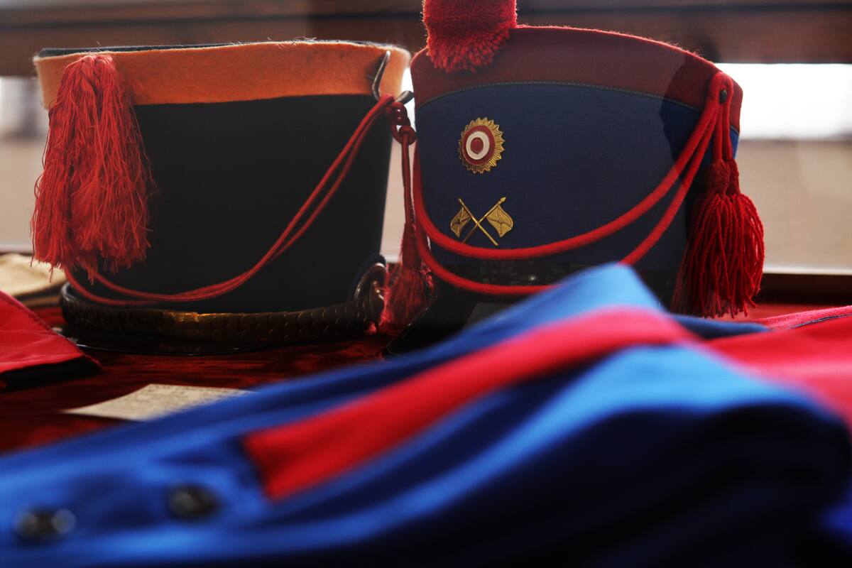 En la casa de San Martin en Boulogne Sur Mer se exhiben uniformes históricos, como el de la Academia Militar Bernardo O´Higgins de Chile y el de los Hussares de Junín, del Ejército de Perú