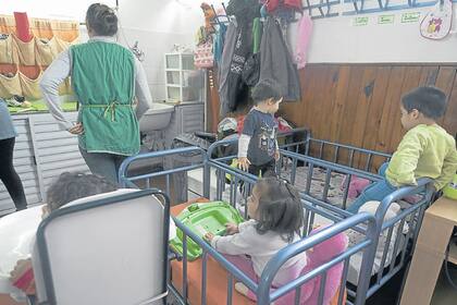 En la Casa del Niño, después de almorzar, los bebes duermen una siesta