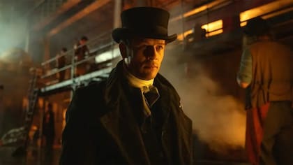 En La casa Guinness, James Norton interpreta un personaje inventado, el despiadado capataz de la fábrica que hace las veces de mediador de la familia.