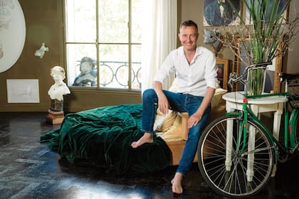 En la casa hay cuadros antiguos, obras contemporáneas y su bicicleta, que ocupa un lugar destacado. “Todo lo que tenga buena carga energética”, dice él, para quienes sus diseños son “piezas con identidad definida, una suerte de amuletos”.