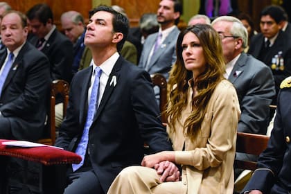 En la Catedral Basílica de la capital salteña, el matrimonio Urtubey escucha con atención las palabras del arzobispo Mario Antonio Cargnello.