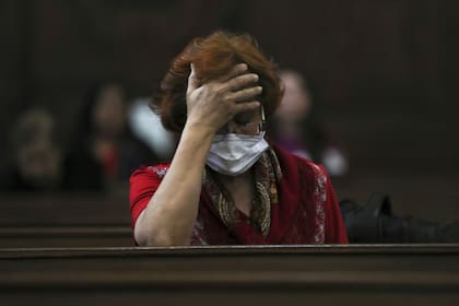 En la catedral de Ciudad de México una mujer lleva barbijo como medida precautoria