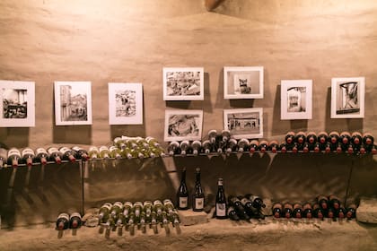 En la Cava del Duende reunió pinots gris de San Juan, tannats de Salta y otros vinos de pequeños productores y de bodegas chicas. También se dio el gusto de tener su propia etiqueta, un malbec con uvas mendocinas llamado Capitán Garfio.