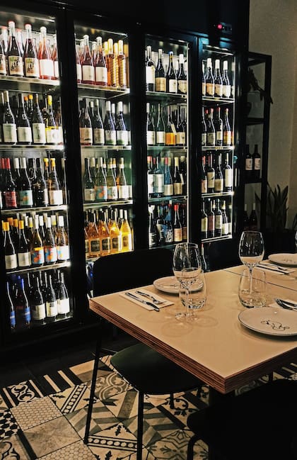 En la cava vidriada de vinos hay etiquetas modernas y otras más clásicas