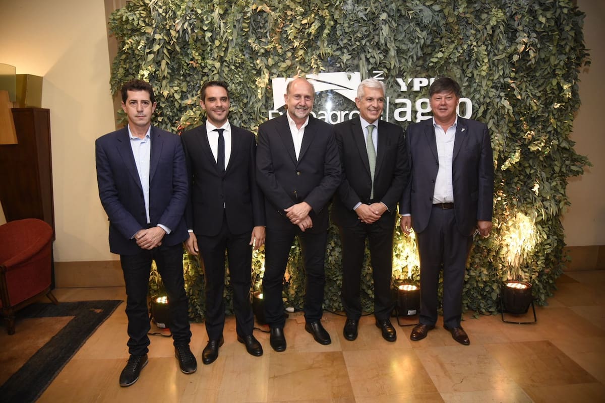 En la cena de expositores de Expoagro: Eduardo Wado de Pedro, ministro del Interior; Manuel Passaglia, intendente de San Nicolás; Omar Perotti, gobernador de la provincia de Santa Fe; Julián Domínguez, ministro de Agricultura; y Martín Schvartzman, CEO de Exponenciar