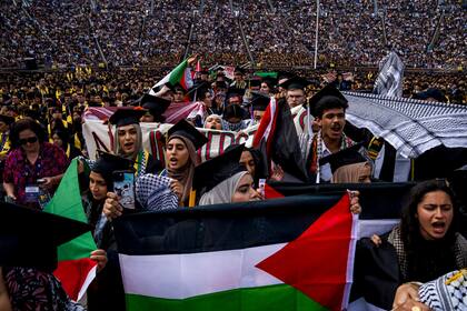 En la ceremonia de graduación de la Universidad de Michigan un grupo de estudiantes expresó su solidaridad con la causa palestina en el estadio de Ann Arbor. (Nic Antaya / GETTY IMAGES NORTH AMERICA / Getty Images via AFP)