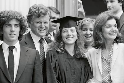 En la ceremonia de graduación en Radcliffe de la Universidad de Harvard, en mayo de 1980, estuvieron su hermano, su tío Edward y la inconfundible Jackie