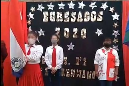 En la ceremonia del nivel secundario de una escuela de gestión social de Resistencia se entonó la canción "Hasta siempre comandante", que remite al argentino que fue artífice de la revolución cubana