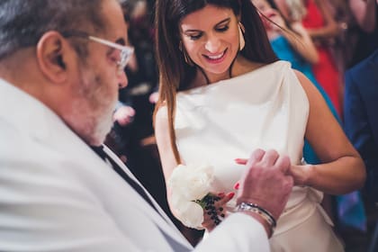 En la ceremonia, los novios intercambiaron anillos que en su interior tenían grabado “amor sin miedo”.
