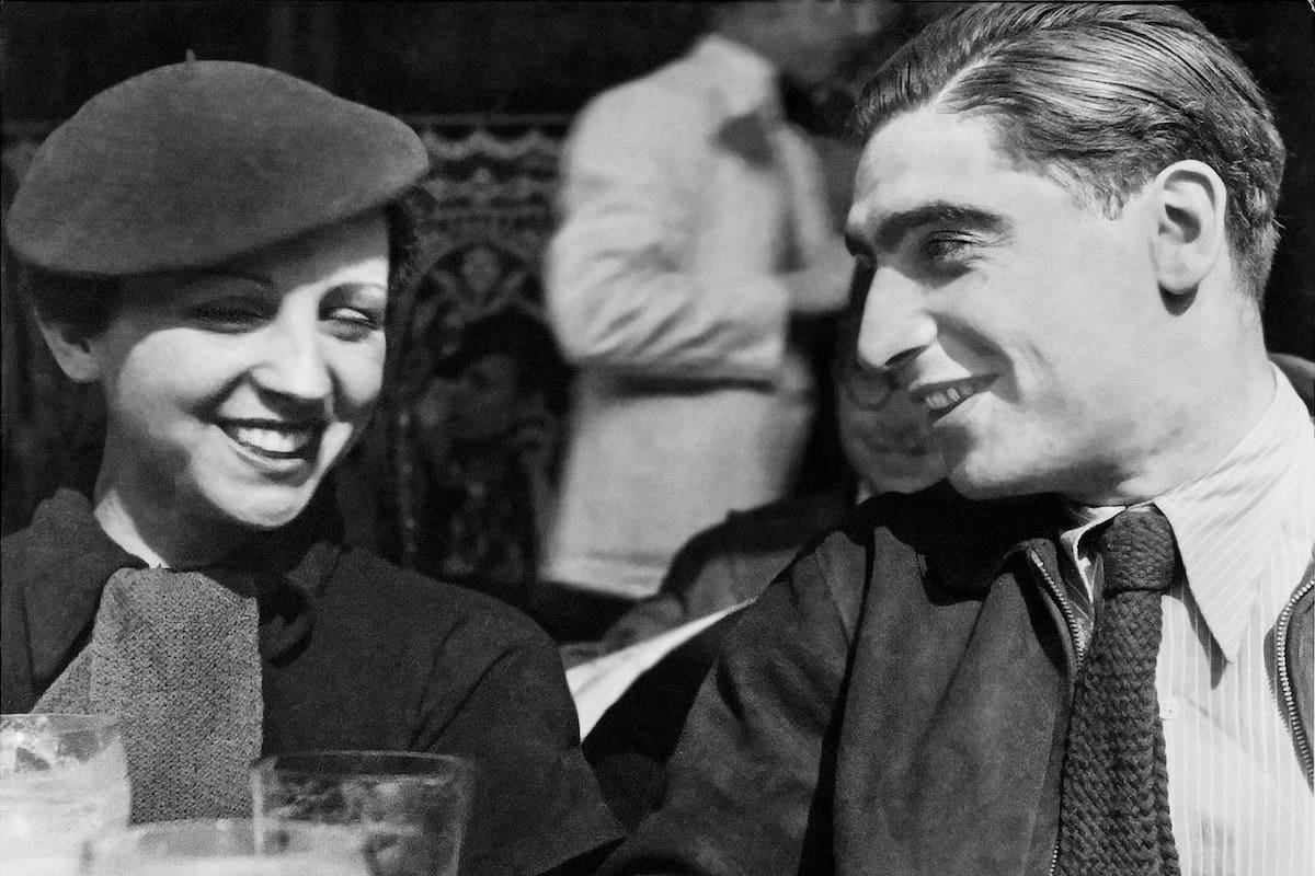 En La chica de la Leica, la escritora Helena Janeczek reconstruye la vida de la gran fotógrafa que creó, junto con André Friedmann, la figura del mítico fotorreportero Robert Capa. Lo hace a través de la mirada de dos médicos que combatieron en las Brigadas Internacionales, y en la voz de Ruth Cerf,