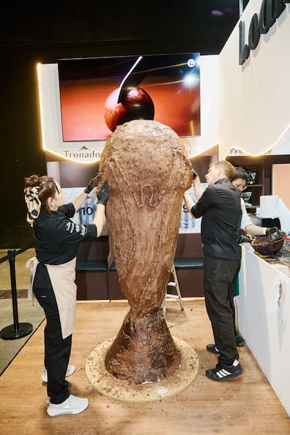 En La Chocolaterie, de La Rural, uno de los principales atractivos fue la Copa del Mundo de dos metros de altura, para la cual se usaron unos 200 kilos de chocolate