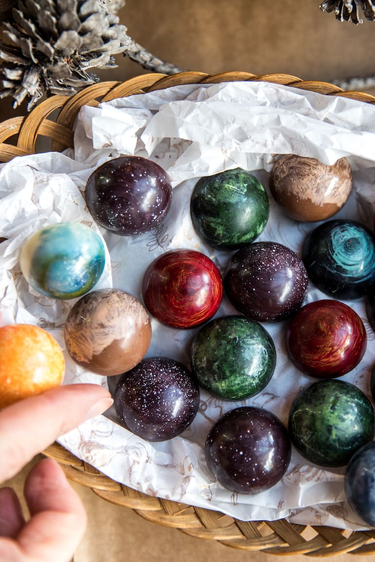En La Chocolaterie se lucen con sus bombones pintados a mano, entre otras delicias.