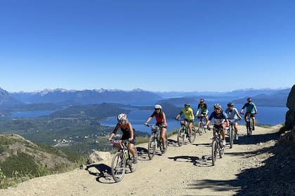 En la cima del cerro Otto con el Nahuel Huapi y las islas de fondo, en Bariloche