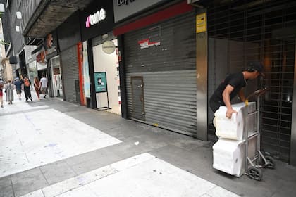 En la Ciudad de Buenos Aires, el 88% de los comercios levantó las persianas, según Fecoba