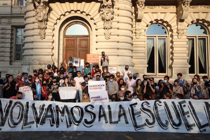 En la Ciudad de Buenos Aires, el encuentro es en la puerta del Ministerio de Educación; participan padres y alumnos