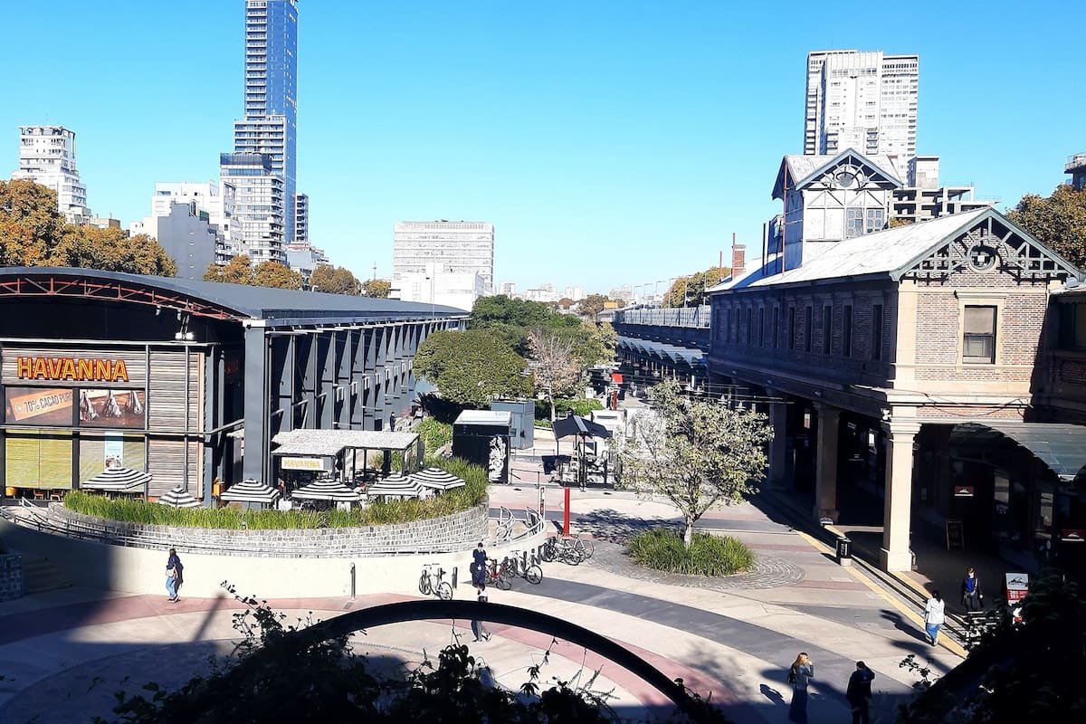 En la ciudad de Buenos Aires, uno de los primeros emprendimientos de este tipo fue Distrito Arcos