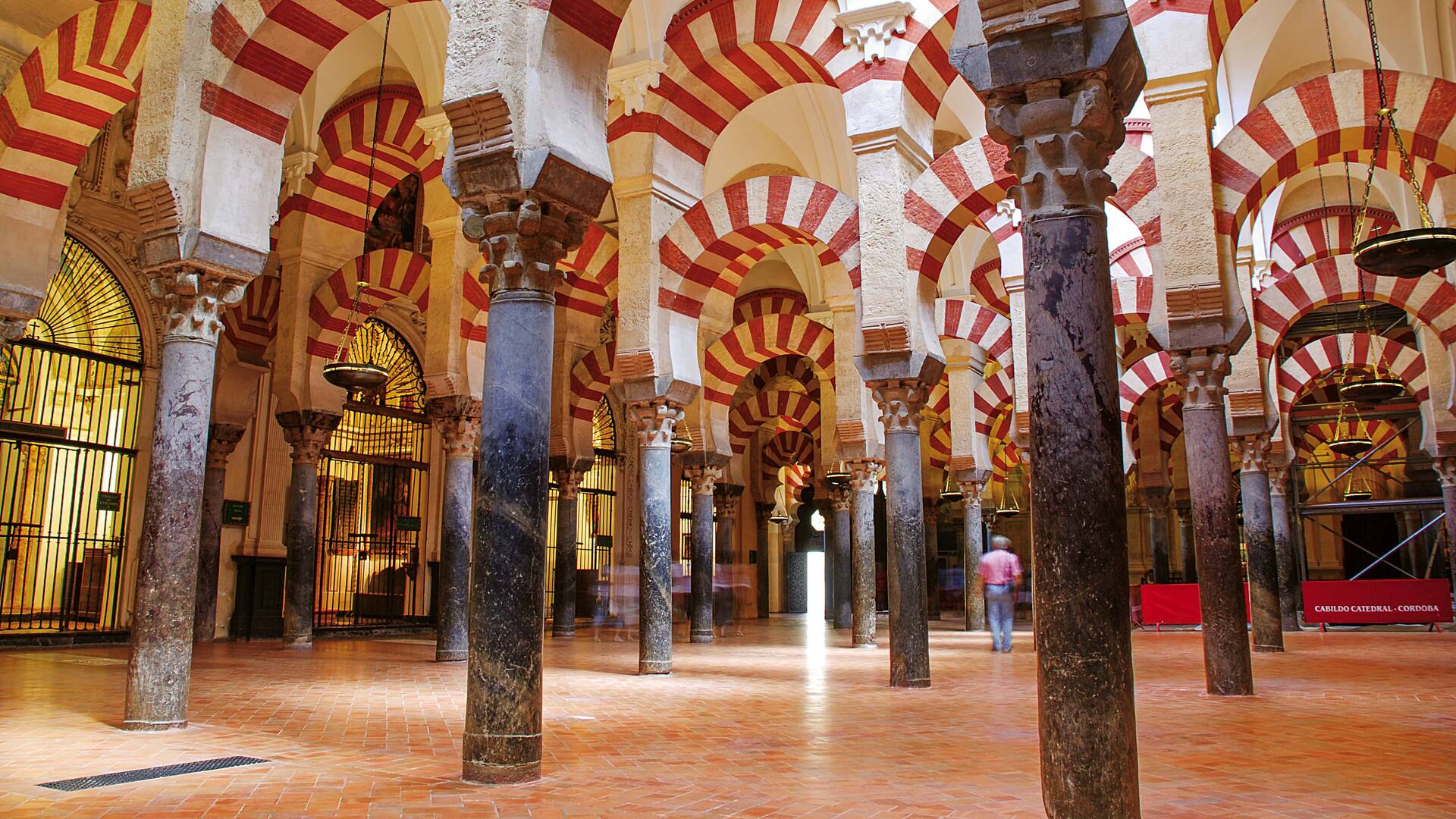 La Mezquita de Córdoba tuvo varias ampliaciones. La tercera (del año 911) la dejó con las dimensiones actuales y 850 columnas