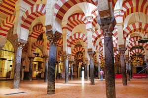 En la ciudad de Córdoba se destaca la Mezquita-Catedral, con más de 800 columnas