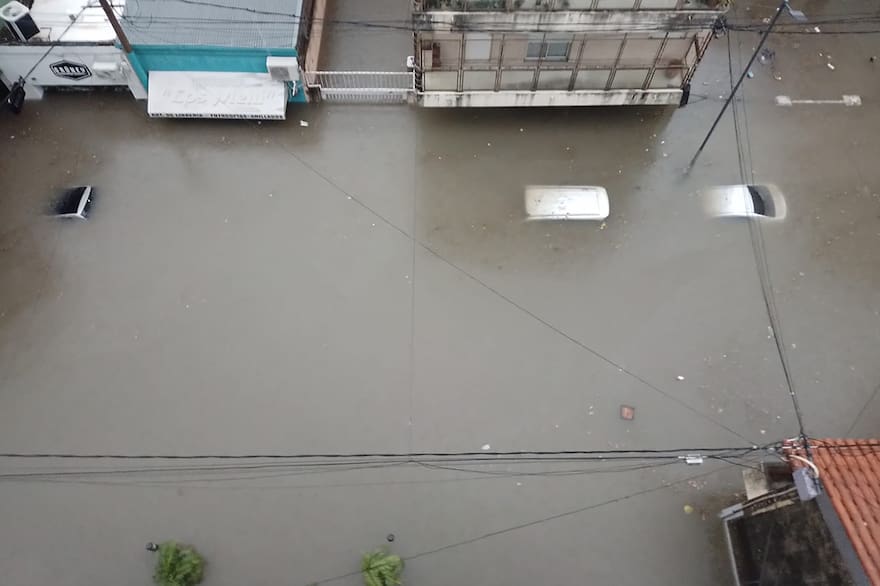 Temporal en Corrientes: imágenes de la tormenta que dejó casas inundadas, autos flotando, gente en bote y comercios saqueados