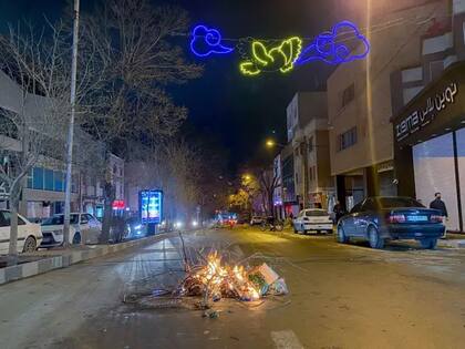 En la ciudad de Hamedan, muchos comerciantes cerraron sus locales y organizaron actos de protesta en las calles