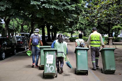 En la ciudad de La Plata, los grupos de cooperativistas están identificados con chalecos verdes