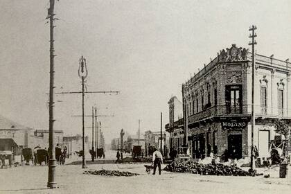 En la ciudad de La Plata se impuso el sistema de alumbrado eléctrico en 1886. Fue la primera ciudad de Sudamérica en contar con el adelanto tecnológico.