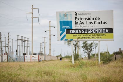 En la ciudad de La Rioja las autoridades locales instalaron carteles que indican que las obras quedaron sin terminar por la falta de recursos enviados desde la administración central
