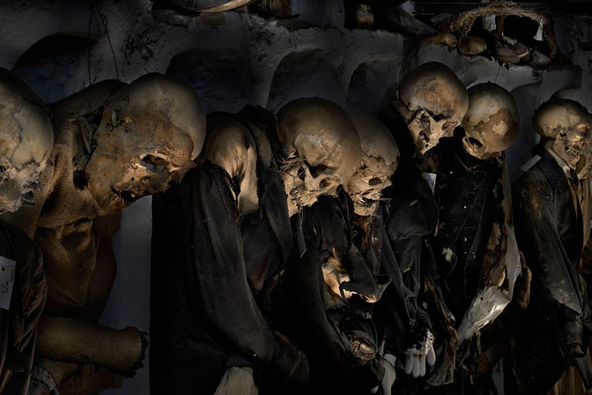 En la ciudad de Palermo, en Italia, existen catacumbas excavadas por los monjes capuchinos donde pueden encontrarse unos 8000 cadáveres de monjes y de ciudadanos palermitanos, sepultados allí durante cuatro siglos